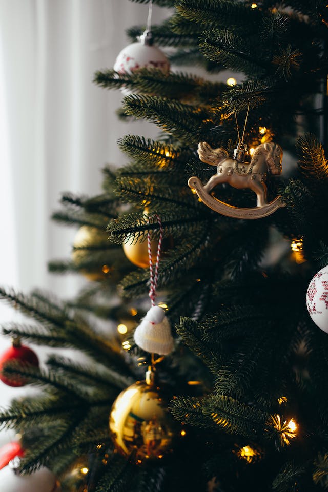 easy LEGO Christmas ornaments: Gold & white ornaments hanging on the branches of a Christmas tree