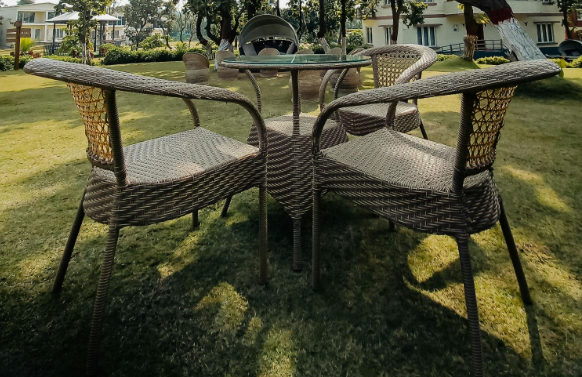 Rattan garden furniture for sale: Rattan table and chair set in the garden