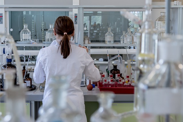 Women doing research in a chemistry lab with the help of R&D tax credit