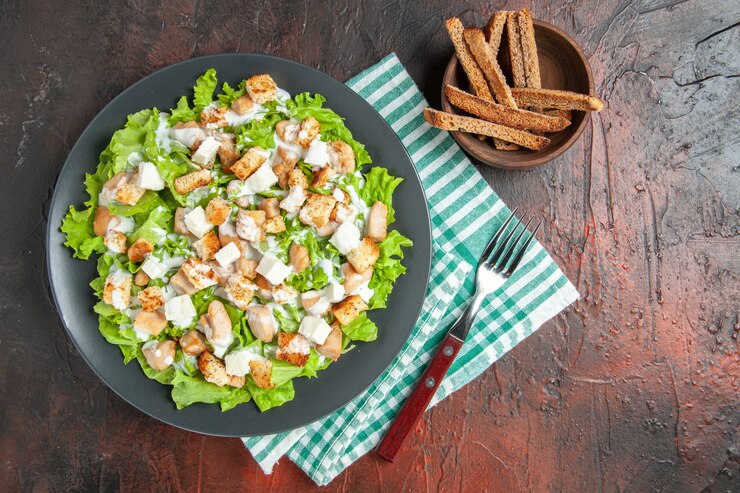 Prosecco cocktail with vodka: Chicken bowl salad on a tea towel with a fork on the side