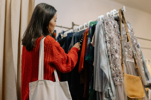 Dorothy Perkins Online: Woman shopping for clothes in the Dorothy Perkins Store.