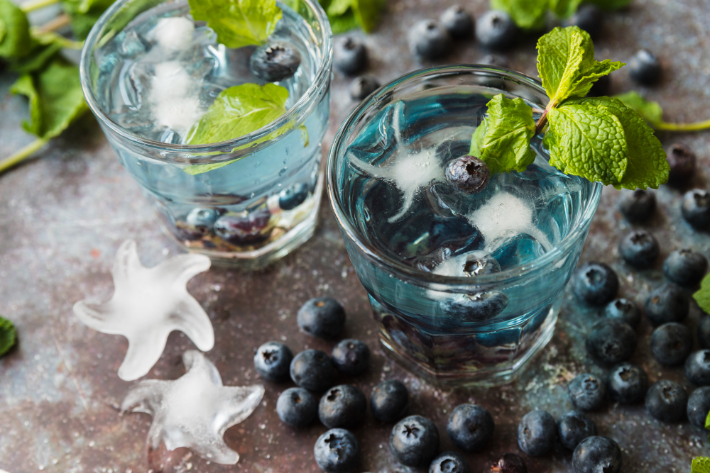 Prosecco cocktail with vodka: Refreshing blueberry cocktail drink