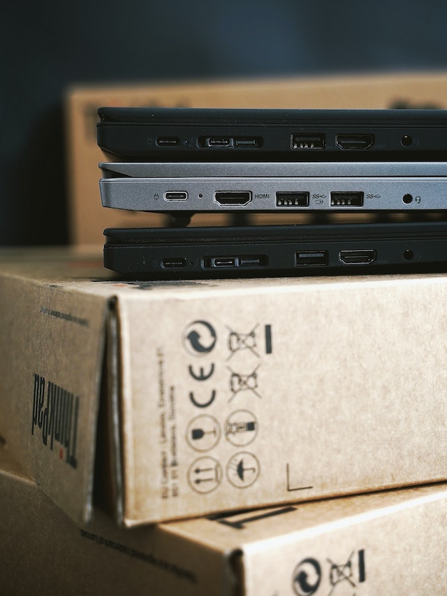 Price for an HP laptop: Three laptops stacked on each other on top of laptop boxes