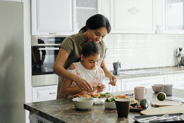 Image: A mother and her child preparing a meal together with a Tower air fryer A mother and her child preparing a meal together with a Tower air fryer