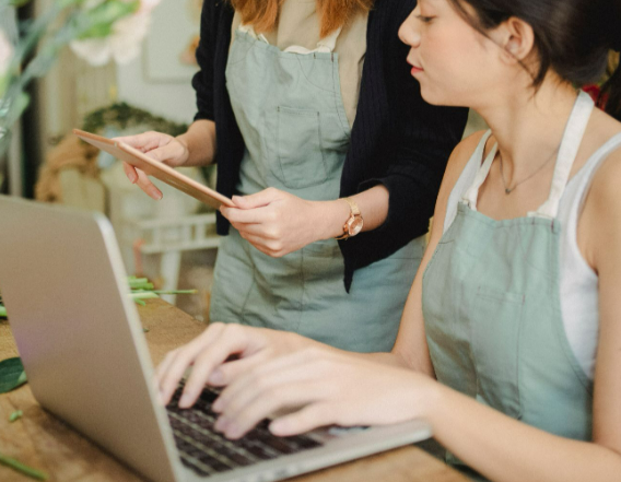 Two people doing online food shopping from cheap grocery stores.