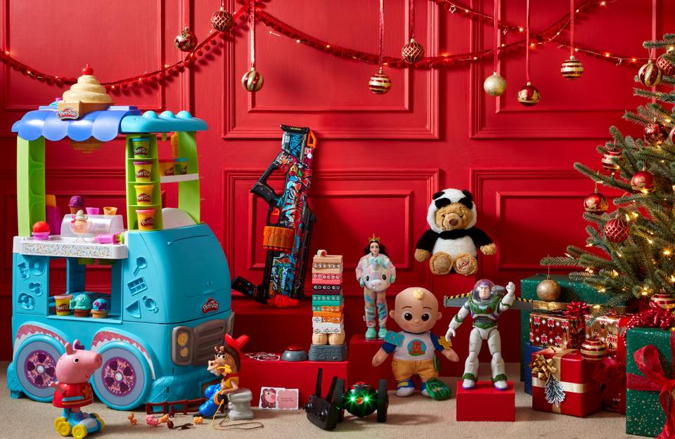 Image: Playsets, dolls, teddy bears and action figures standing next to a Christmas tree Playsets, dolls, teddy bears and action figures standing next to a Christmas tree