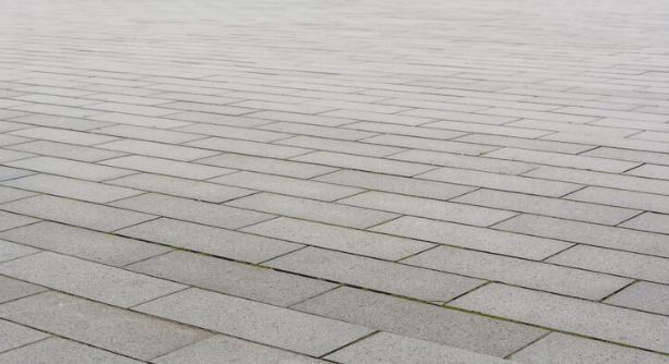 Bradstone Old Town Paving: Neatly laid out grey pavers