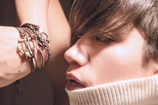 Michael Kors watches for ladies: A lady model wearing a slim strap rose-gold watch with bangles to accessorise.