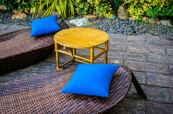 Rattan garden furniture sets: Outdoor rattan furniture set with two blue pillows