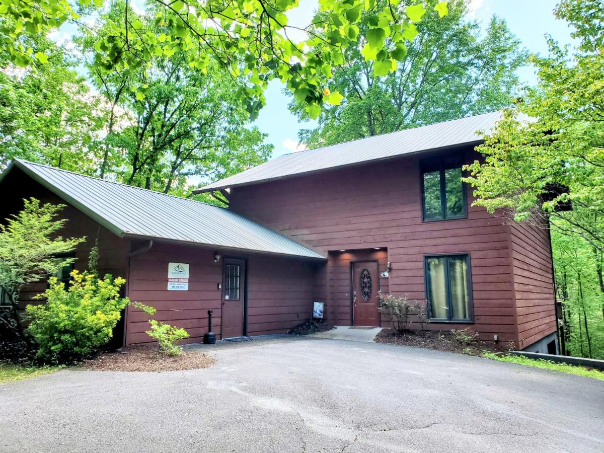 Image: unusual places to stay: A cottage made from wooden logs nestled between trees unusual places to stay: A cottage made from wooden logs nestled between trees