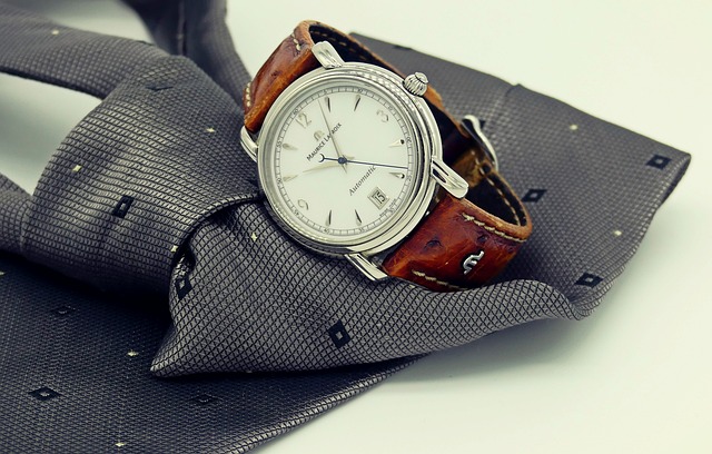 Michael Kors men’s watches: men’s wristwatch with brown leather strap on a grey gingham tie.