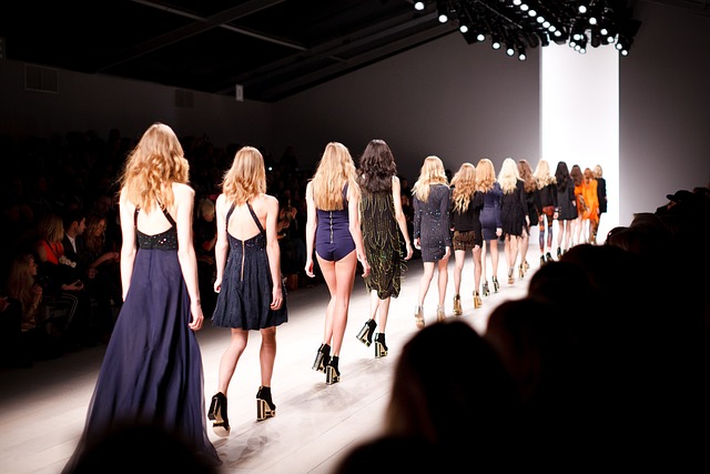Michael Kors outlet online: Fashion runway with models wearing different fashion items in a variety of colours