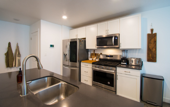 A kitchen that is stocked with some of the best home kitchen appliances