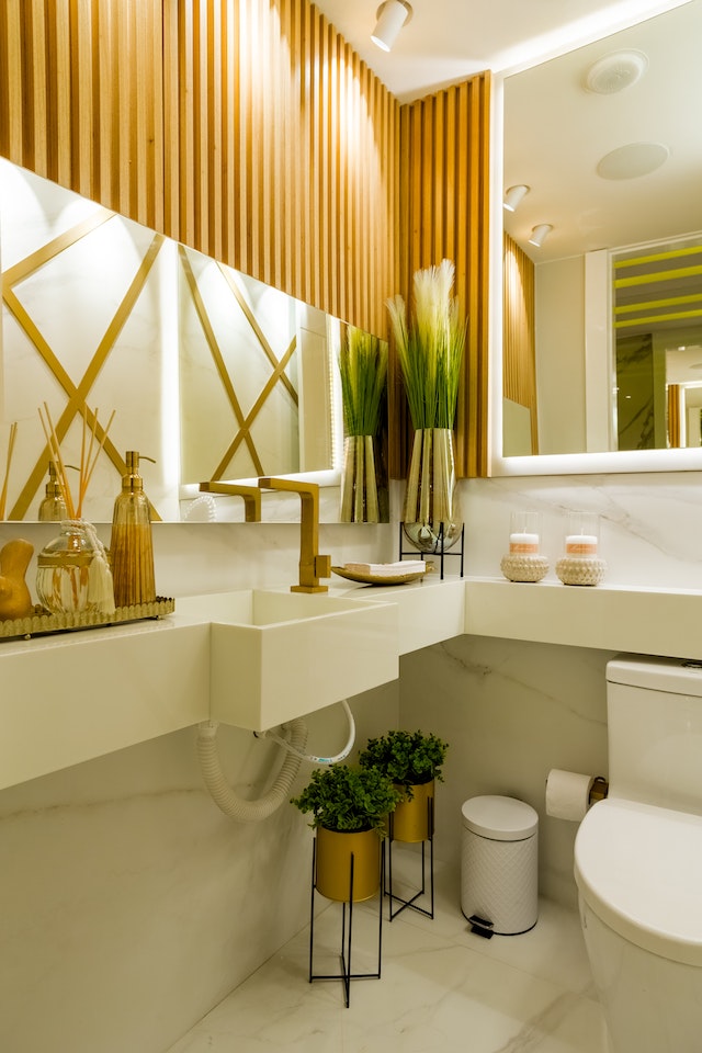 A small bathroom idea for those on a budget: a white marble bathroom with wood panelling