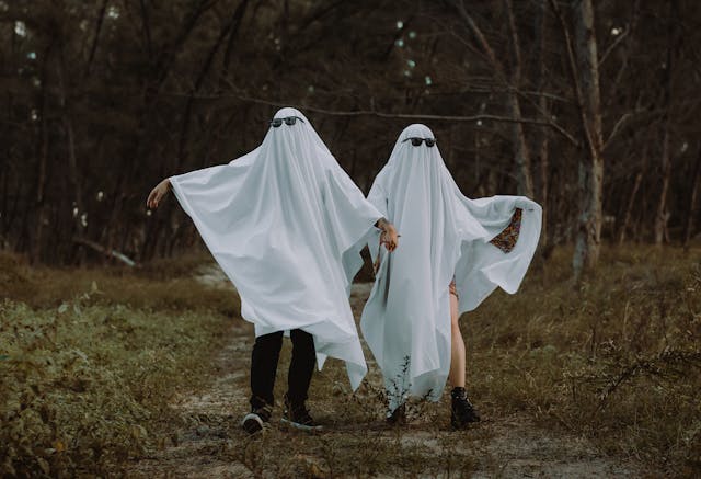 Best couples costumes for Halloween: A couple dressed as ghosts