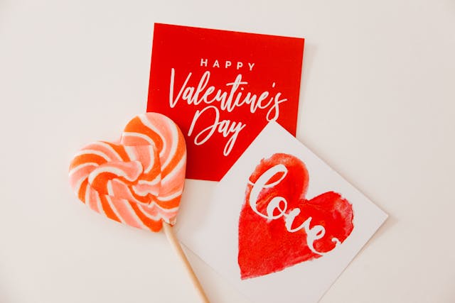 Last-minute Valentine's Day gifts: A Valentine’s Day greeting card next to a lollipop