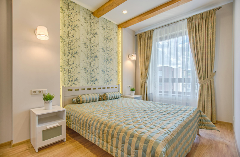 letto matrimoniale con lampade ai suoi lati da poter comprare in offerta con un codice sconto Crotti Lampadari
