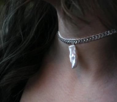 donna che indossa una collana ETRUSCA da poter comprare online con un codice sconto ETRUSCA