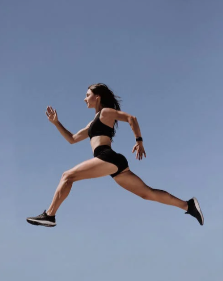 donna mentre corre con scarpe sportive Mizuno acquistate in offerta grazie ai coupon Mizuno