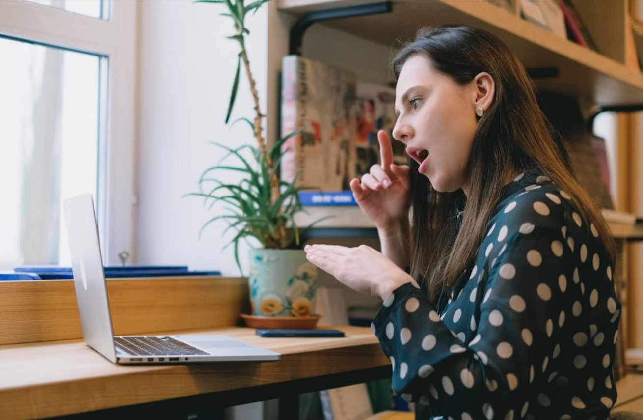 ragazza che insegna una lingua online usando un codice sconto Preply