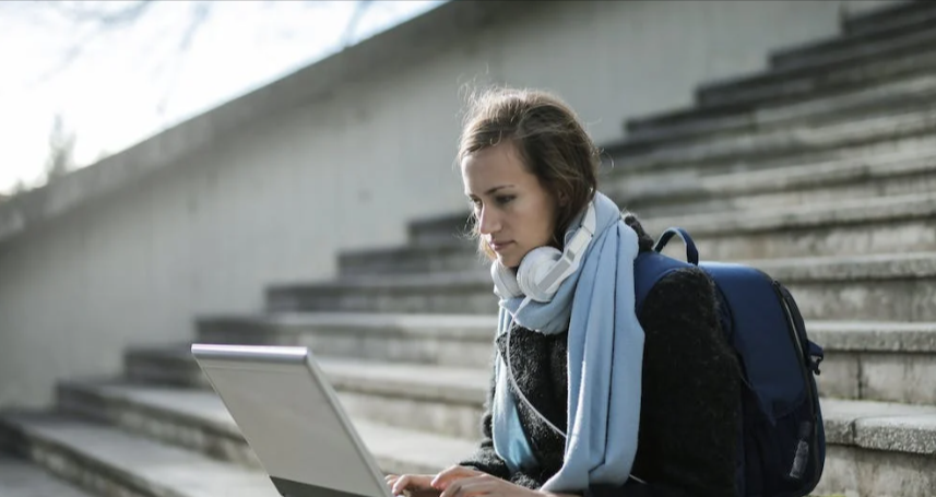 studentessa che cerca un codice sconto Groupon per risparmiare online