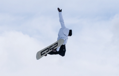 imagen de la web de DC shoes con un snowboarder en el aire