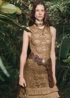 donna che indossa vestito da poter comprare online grazie ad un codice sconto Luciana Boutique