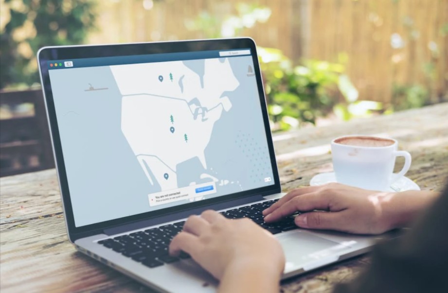 lavoratore che si collega a NordVPN prima di cominciare la sua attività avendo usato un codice sconto NordVPN per risparmiare