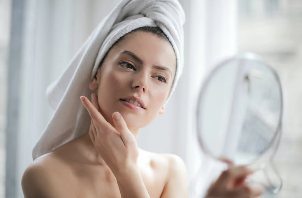 donna che usa uno skincare Oslo Skin Lab comrpato con un coupon Oslo Skin Lab