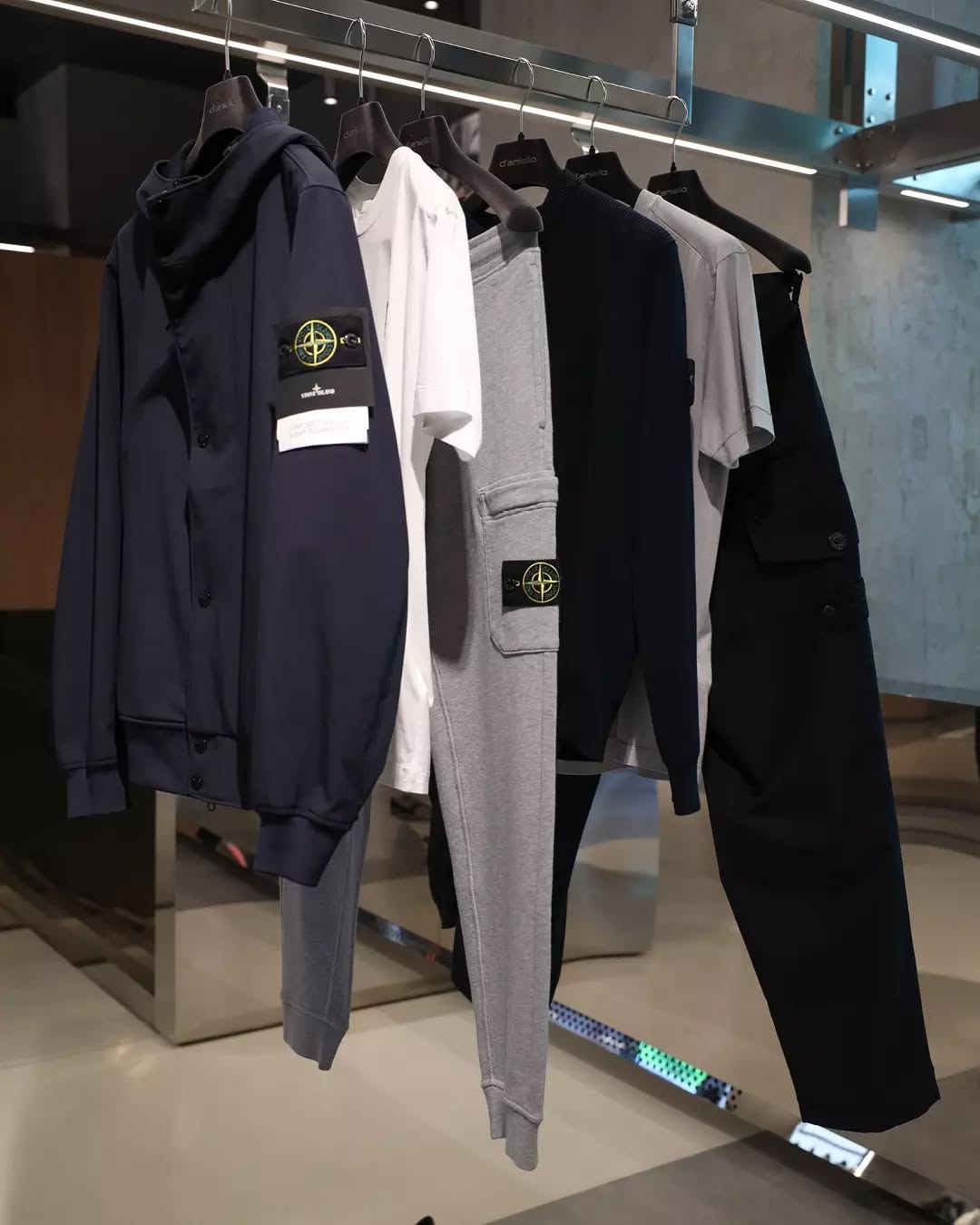 diversi tipi di abbigliamento D'aniello Boutique predisposti uno accanto all'altro, da poter acquistare con un codice sconto D'aniello Boutique