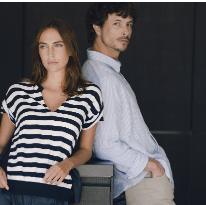 imagen de la web de esdemarca de dos personas con ropa de esdemarca sobre fondo oscuro