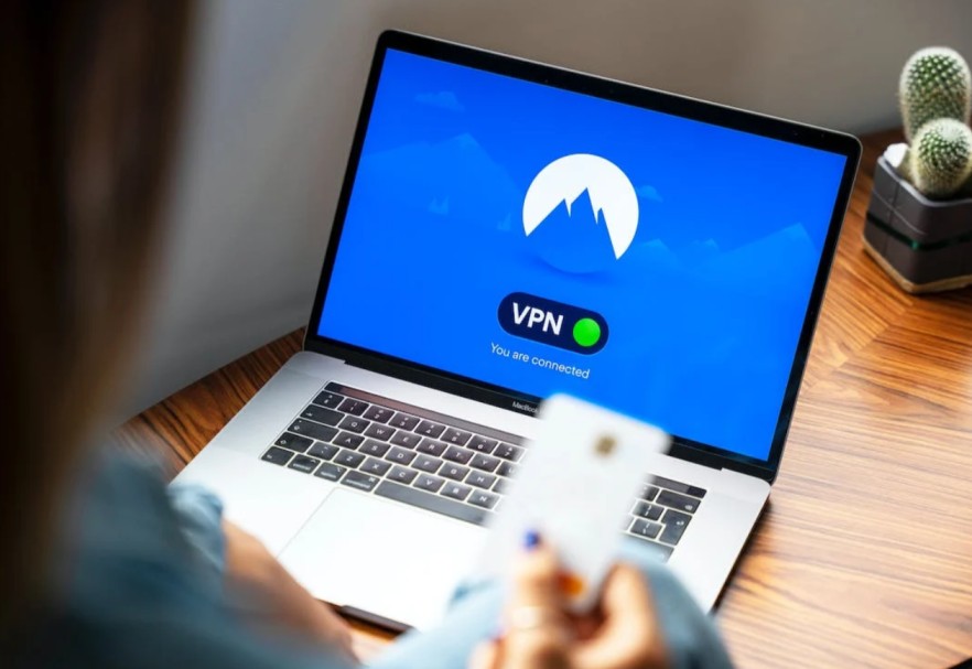 studentessa che si collega a NordVPN grazie allo sconto studenti ed anche ad uno dei voucher NordVPN sui vari pacchetti