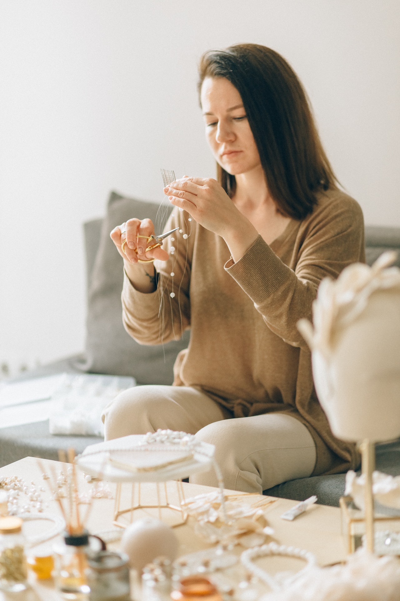 Genç kadın Etsy'de listeleyeceği el yapımı takıların tasarımını ve üretimini yapıyor