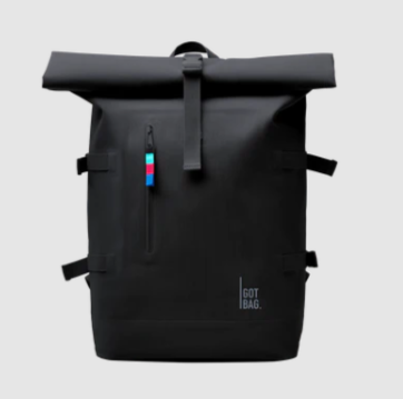 Ein Rucksack von GOT BAG im dunklen Design auf leerem Grund durch den GOT BAG Gutschein
