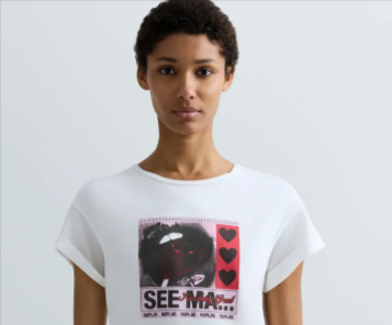 donna che indossa t-shirt da poter acquistare a basso prezzo con un codice sconto Replay online