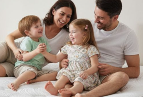 famiglia disposta su un materasso comprato in offerta con un codice sconto Materassi e Doghe