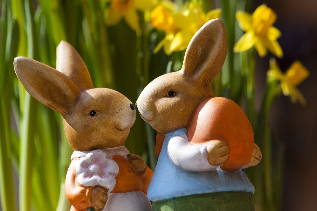 conejos marrones de pascua sosteniendo huevos de pascua con fondo soleado y luminoso afuera