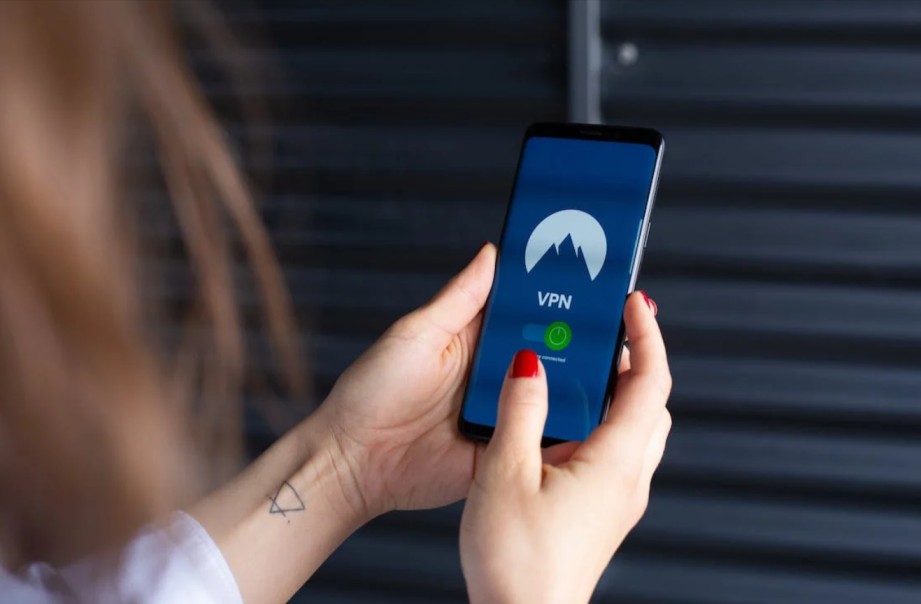 donna che usa il servizio NordVPN sul proprio cellulare risparmiando su uno dei pacchetti grazie ai coupon NordVPN disponibili su Love Coupons