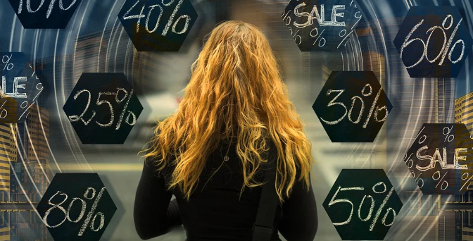 Eine Frau mit langen Haaren vor eine Reihe an Rabattsymbolen durch den January Sale Rabattcode