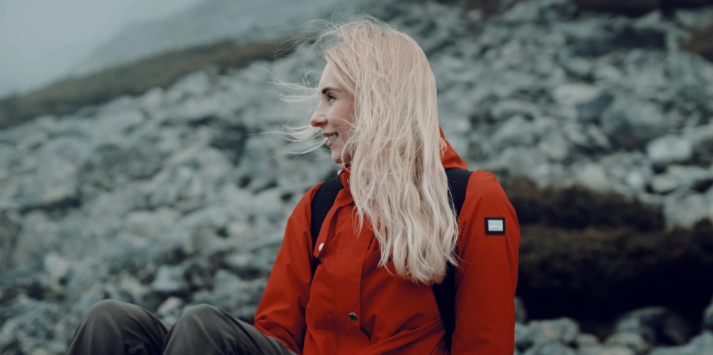 ragazza mentre é in viaggio che mostra i suoi capelli tenuti in ordine grazie ai prodotti CRLab acquistabili con dei codici sconto CRLab