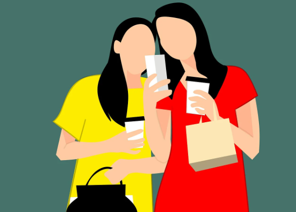 Eine Grafik von Zwei Frauen mit ihren Einkäufen, die auf ein Smartphone nach dem Black Friday Rabattcode schauen