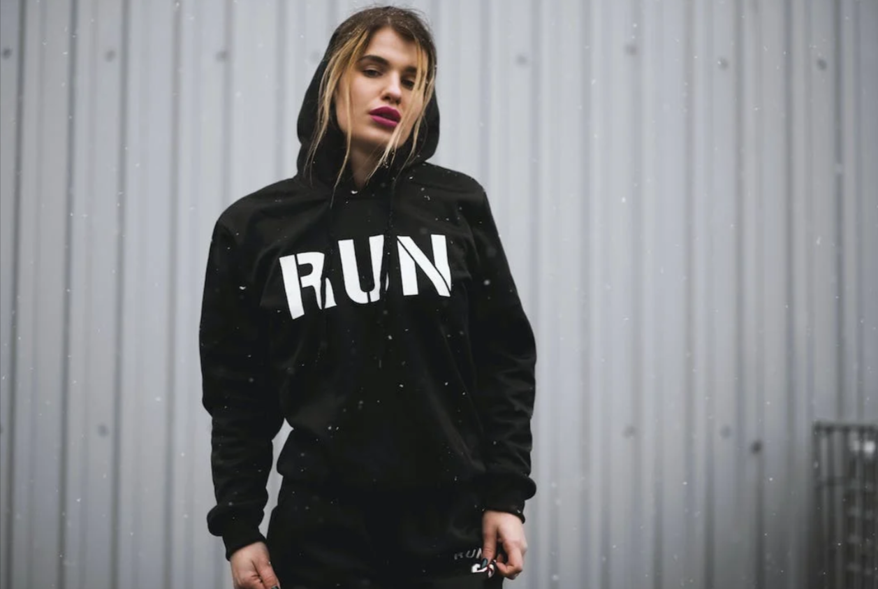 ragazza con abbigliamento sportivo SportsShoes acquistato in offerta con un codice sconto SportsShoes
