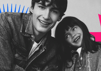 ragazzo e bambina che indossano giacche a jeans a basso costo con un codice sconto OVS