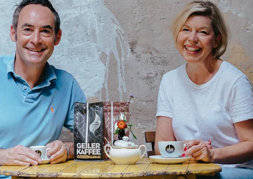 imagen de la web de espressissimo de dos personas con café de espressissimo