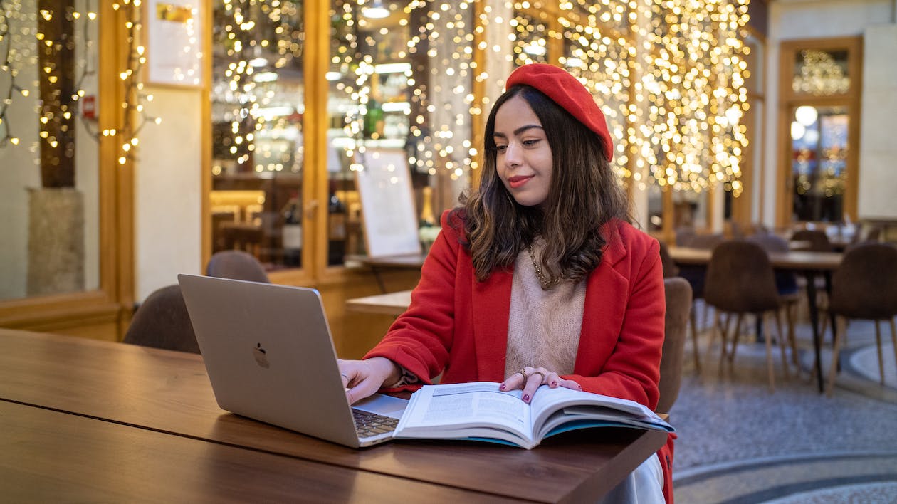 ragazza mentre è seduta e cerca un codice sconto Urbanstar al suo laptop