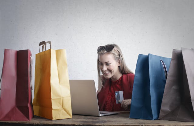 A lady using a Boxing Day Promo Code to do last minute shopping before the year ends