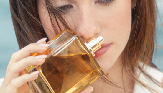 donna con in mano un profumo comprato da Ditano con un codice sconto Ditano