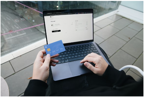 An individual scrolling through the DHgate website and making a payment