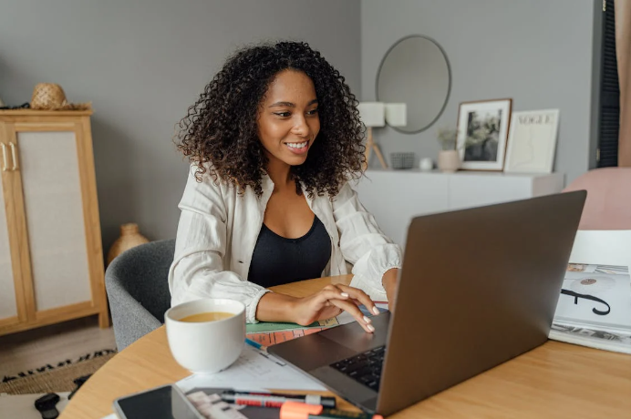 Person searching for a Size? promo code on her laptop on a wooden table