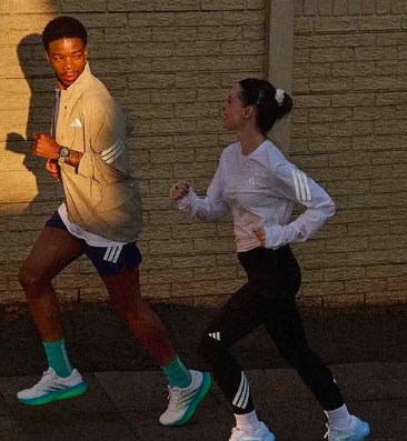 imagen de la web de direct running de dos personas con ropa de direct running